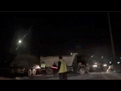 انقلاب جزء من حمولة سيارة نقل أعلى الطريق الدائري