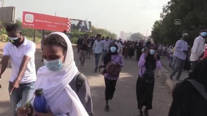 Sudan polisi, sivil yönetim için Cumhurbaşkanlığı Sarayı'na yürüyen göstericileri dağıttı