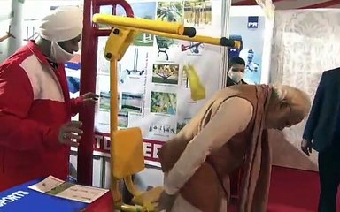 அடடே.. இங்க பாருங்க.. நேராக 'ஜிம்'-க்கு சென்று உடற்பயிற்சி செய்த பிரதமர் மோடி.. அசத்தல் வீடியோ!