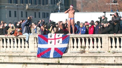 شاهد: الإيطاليون يحافظون على تقليد القفز في نهر التيبر بروما بمناسبة العام الجديد