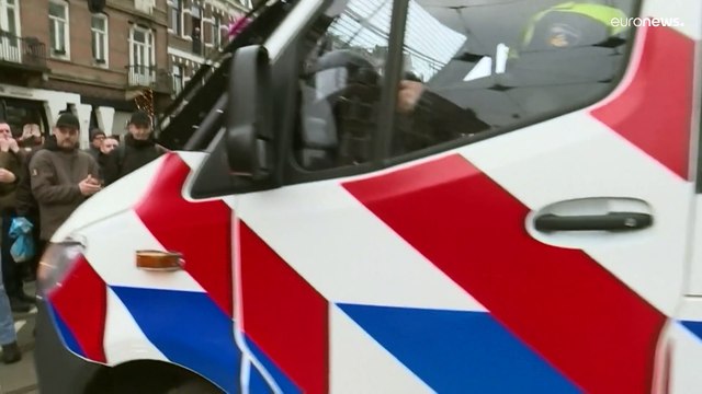 Miles de neerlandeses protestan en Ámsterdam contra las restricciones ligadas a la pandemia