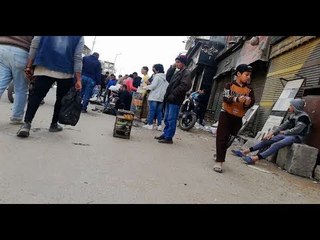 باعة جائلون يتحدون منع التجمعات ويفترشون سوق الجمعة