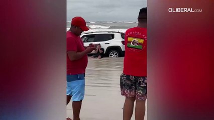 Veículos ficam atolados nas praias de Salinópolis