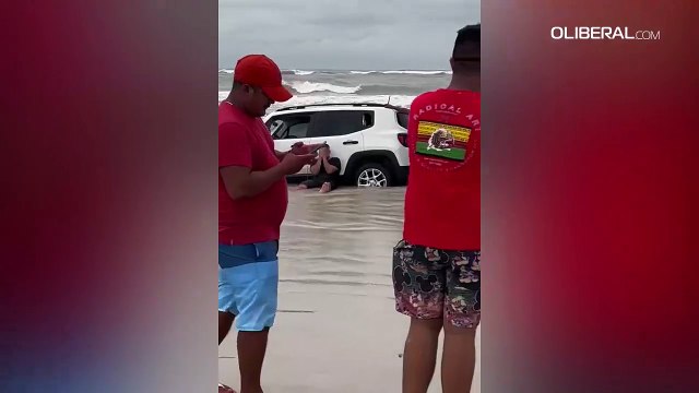 Veículos ficam atolados nas praias de Salinópolis