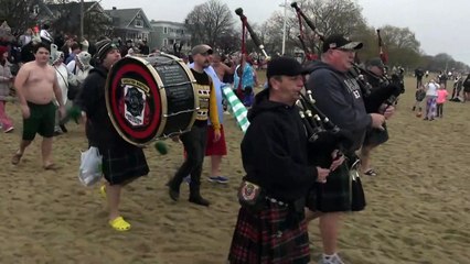 Les nageurs de Boston n'ont pas froid aux yeux avec la première baignade de l'année