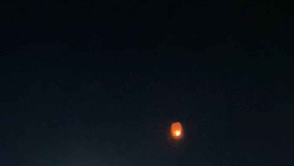 Los asistentes al velatorio de Sara Gómez, en el Tanatorio San Roque de Alcantarilla, han lanzado farolillos al aire en su memoria.