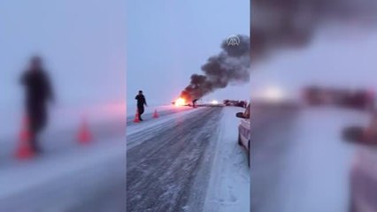 Son dakika haberleri... Çarpışan iki otomobilden birinin yandığı kazada 7 kişi yaralandı