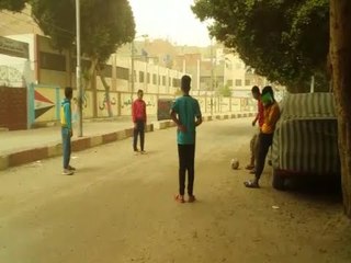 الأطفال يلعبون كرة القدم في أسيوط رغم العواصف الترابية
