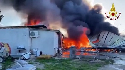 Lecce, fiamme nel campo sosta rom Panareo