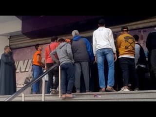 زحام ومشادات كلامية أمام سنترالات الجيزة..عايز فلوسي