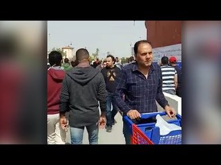تكدس المواطنين أمام أحد الأسواق التجارية بمدينة الشيخ زايد