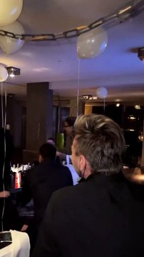 Hugo Manos a partagé des vidéos de sa fête du Nouvel An, à New York, en compagnie de Laurent Ruquier et des amis, sur Instagram.