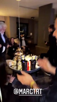 Hugo Manos a partagé des vidéos de sa fête du Nouvel An, à New York, en compagnie de Laurent Ruquier et des amis, sur Instagram.