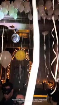 Hugo Manos a partagé des vidéos de sa fête du Nouvel An, à New York, en compagnie de Laurent Ruquier et des amis, sur Instagram.