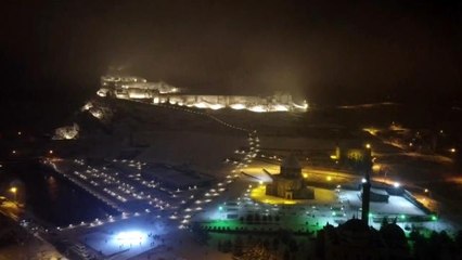 Kars'ta vatandaşlar kar altında halay çekti