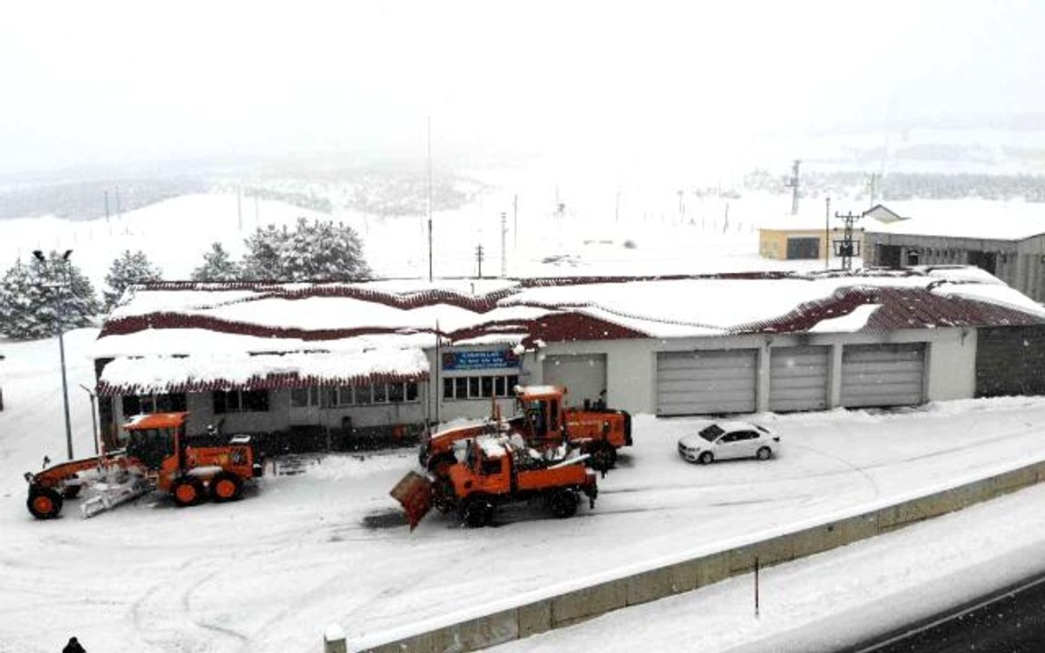 Erzincan'da kar ve tipiden 86 köy, 34 mezra yolu ulaşıma kapandı