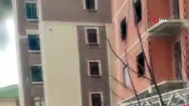 Çatıdaki işçi alev alev yanan çatıdan inmedi