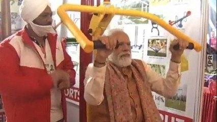 Meerut Sports University: अचानक से चेस्ट प्रेस एक्सरसाइज करने लगे पीएम मोदी