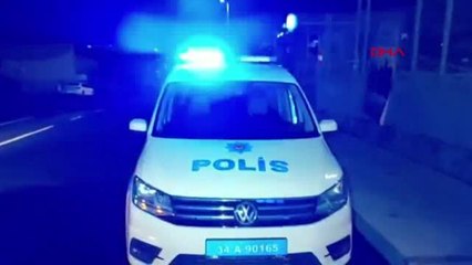 İSTANBUL-MALTEPE'DE OTOMOBİL PARK HALİNDEKİ ARAÇLARA ÇARPTI: 3 YARALI