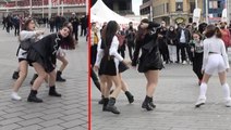 Yer; Taksim Meydanı! Genç kızların dansını gören dönüp bir daha baktı