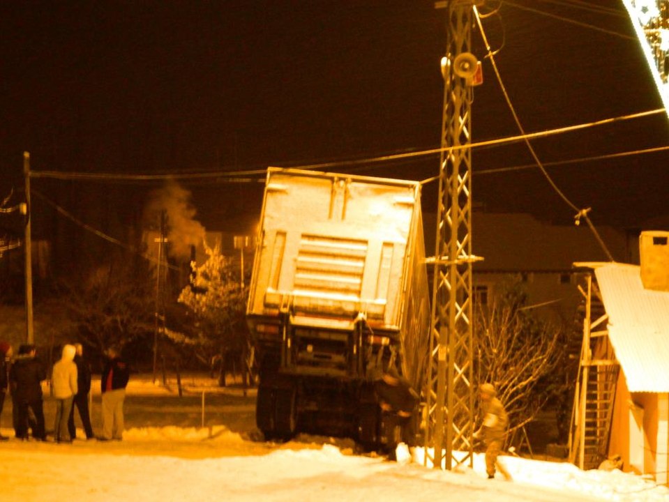 Yoldan kayan TIR evin bahçesine girdi
