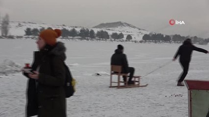 Çıldır Göl'ünde atlı kızak keyfi