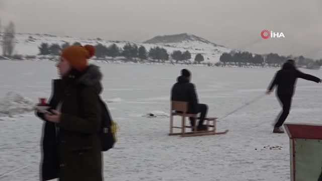 Çıldır Göl'ünde atlı kızak keyfi