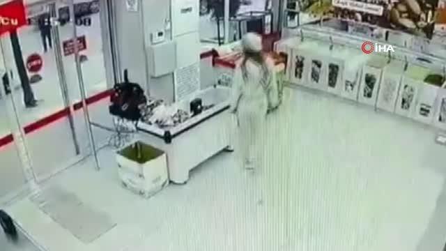 Alışveriş bahanesiyle iş yerine girip kasiyerin telefonunu çaldı