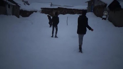 Son Dakika | Köy çocukları karın keyfini kızaklarla çıkarıyor