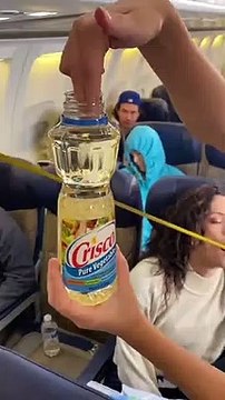 Elle s'endort dans l'avion et les hôtesses lui font une grosse blague