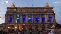 I monumenti di Parigi si illuminano di blu per la presidenza francese dell'Ue