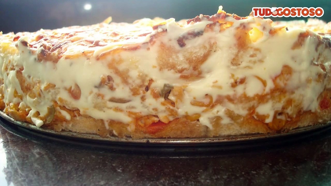 Torta de frango de pão de forma assada