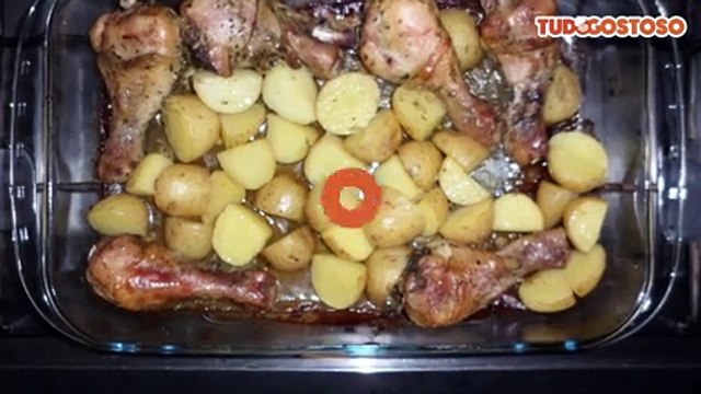 Coxa de frango assada com batatas