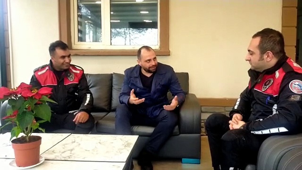 Hamile eşini hastaneye yetiştiriyordu trafiğe takıldı, imdadına polis yetişti
