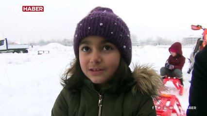 Motosiklete bağladığı kızaklarla çocukları eğlendirdi