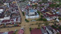 لقطات جوية لفيضانات في إندونيسيا تجبر الآلاف على الفرار من منازلهم