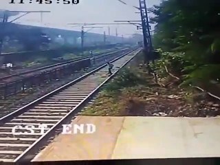 'சடன் பிரேக்..' ரயில் முன் பாய்ந்த ஆசாமி.. துரிதமாகச் செயல்பட்ட ரயில் ஓட்டுநர்.. பகீர் வீடியோ