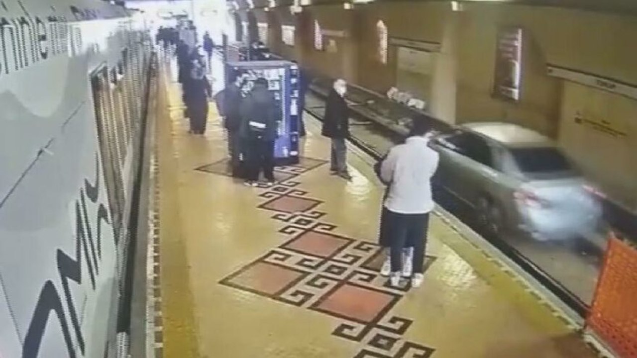 Fatih'te tramvay durağında şaşkın sürücü şaşkınlığı
