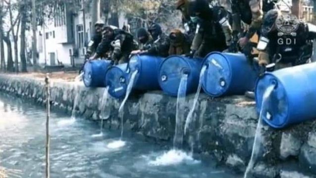 Taliban şimdi de alkole savaş açtı! İstihbarat elemanları binlerce litre içeceği başkent Kabil'deki kanala döktü