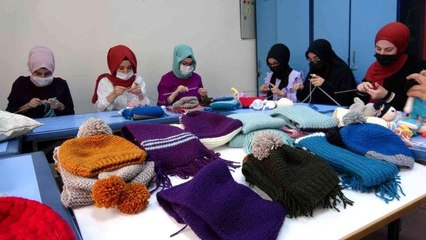 Üniversiteli öğrenciler ördükleri atkı ve berelerle köy okulundaki öğrencileri ısıtıyor