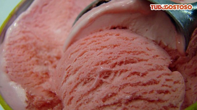 Sorvete de morango caseiro