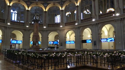 La Bolsa española aumenta sus ganancias a la espera de los PMI finales