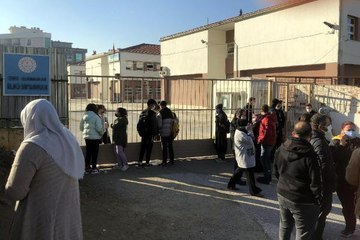 İZMİR'DE ORTAOKULDA TACİZ GERGİNLİĞİ