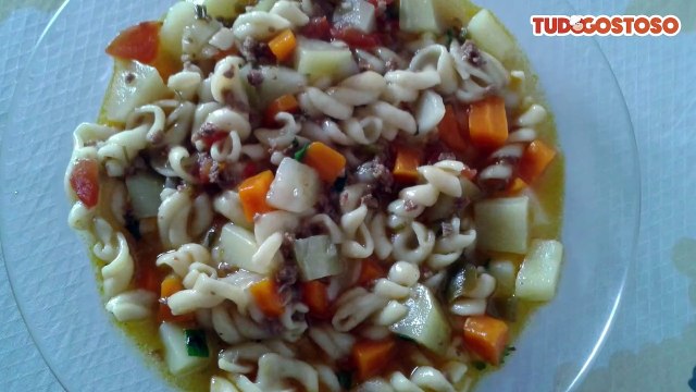 Sopa de macarrão com carne moída