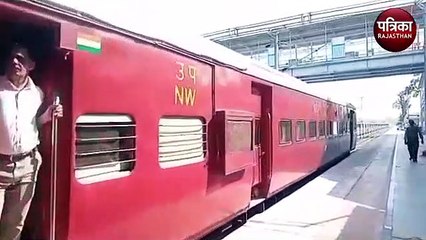 डीआरएम के इंतजार में आधा घंटे रुकी ट्रेन, यात्रियों को हुई परेशानी