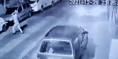 Alkol alıp ev arkadaşıyla kavga etti, sokaktaki araçların camını kırdı
