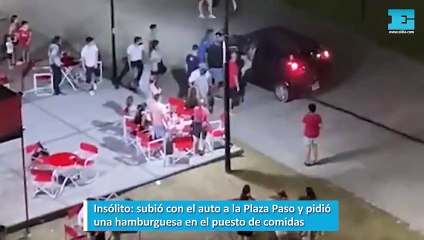 Insólito subió con el auto a la Plaza Paso y pidió una hamburguesa en el puesto de comidas