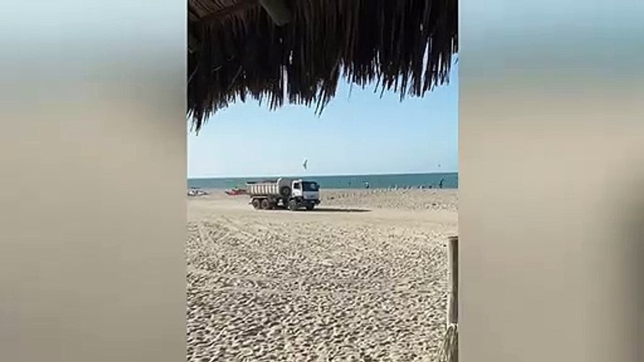 Carros, caminhões e tratores: Trânsito de veículos na orla da Praia do Preá