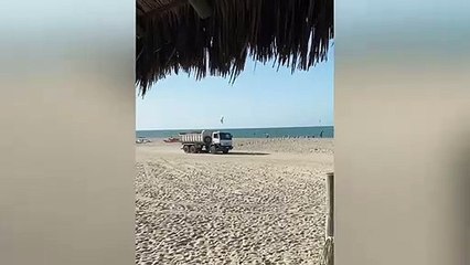 Download Video: Carros, caminhões e tratores: Trânsito de veículos na orla da Praia do Preá