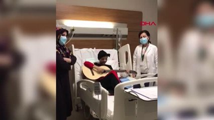 Kanser tedavisi tamamlandı, gitar çalıp doktoruyla şarkı söyledi